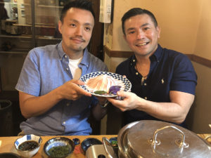 食彩酒房　まつもと本店のしゃぶしゃぶ肉を手に。俺は日焼けして顔つやっつや。（笑）