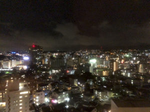 部屋の窓から見た夜景。建物から西南の方向を見ている。