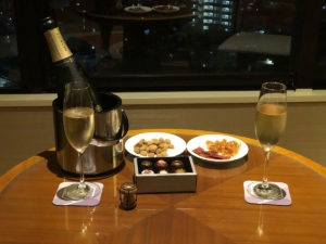 窓際のテーブルに用意。