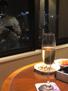 部屋着でくつろぎながら、夜景を見つつ、那覇最後の夜を楽しむ。