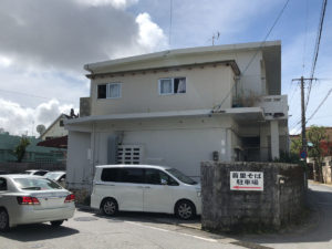 首里そば外観。レンタカーで観光客がひっきりなしに訪れる。