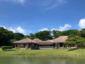 心字池と御殿。人がいない。