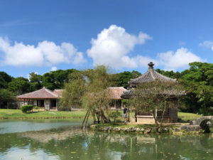 六角堂の向こうに御殿。中国風と琉球風の対比。そして池周りの庭園の作りは日本風。