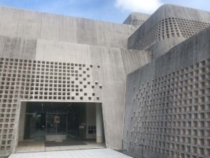 コンクリートの無機質な感じのなかにもカーブと角丸の孔がリズムを作っている。