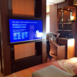 リビング部分からベッドルームを見たところ。あ！冷蔵庫を開ける変な人がいる！