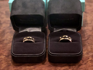 Tトゥルーの8mmリング。素材はローズゴールド。じょにおの物（右）の方が1号大きい。