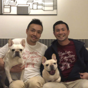 家族の肖像。右上から時計回りに、俺、プットニョス、ノアノア、じょにお。人が着ているのは、Marriage for All JapanのチャリティーTシャツ。