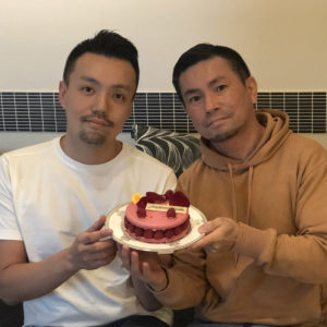 12周年記念に。コロナ禍ゆえ、食事はまたあらためてということで、家でケーキで祝った。