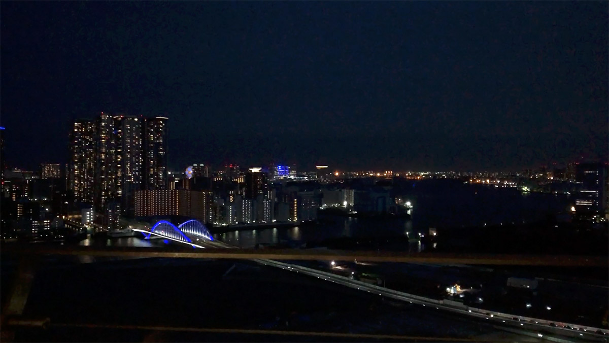 窓からの夜景。レインボーブリッジ（中央奥）から左手にお台場。