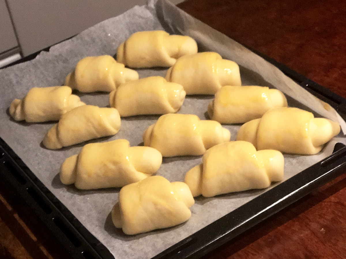 二次発酵前のロールパン。