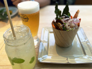 ミヤコマーレサラダ。宮古島近海のマグロや白身、魚介類を使用と謳う。俺はシークワーサーモヒート（ノンアルコール）、パートナーはオリオンビール。