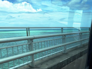 橋を渡る車窓から。海が美しい。