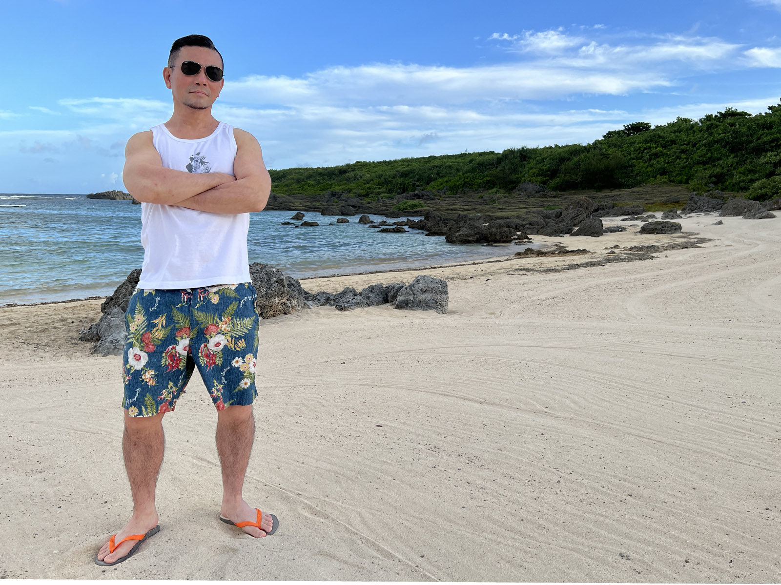 ビーチハウスにあった造作物から光が反射しており、レフ板のような効果でまるではめ込みのような写真に。