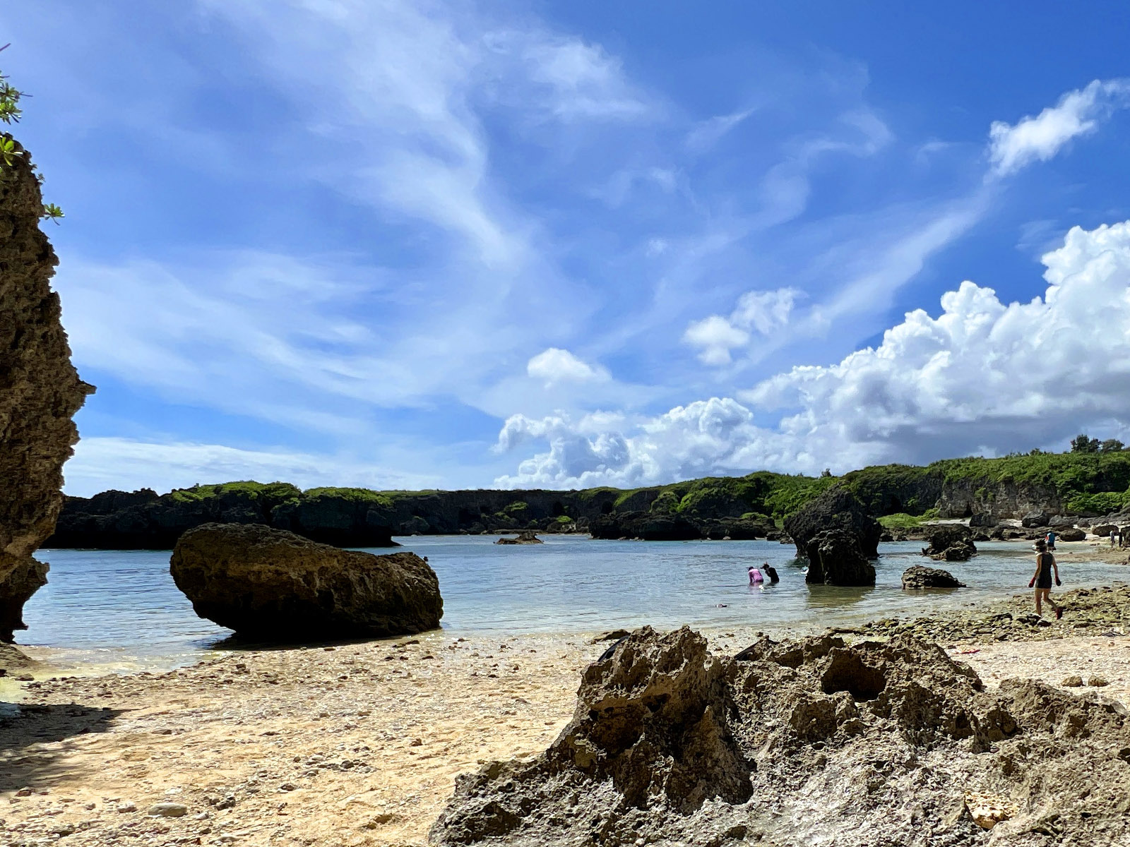 中の島海岸。静かで穏やかだが、溶岩性の岩があり、自然はワイルド。