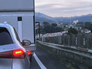 日暮れる中、渋滞は延々と。なお、完全停車中に撮影。