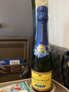 電車だと飲みながら行けるのがいい。Heidsieck Monopole Blue Topのハーフ瓶を持ち込み。