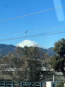 途中、雪化粧の富士を見ながら。