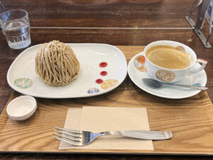 モンブランはおおぶりでふんわり。