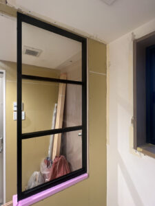 エアコンの配管を隠す形で壁が作られ、室内窓もはめ込まれた。