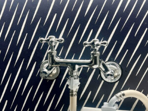 リフォーム前から持ち越した洗濯機用混合水栓を、プラスティック製のハンドルの物からスチール製に変更。