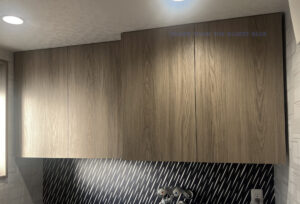 グレーアッシュで設えた戸棚