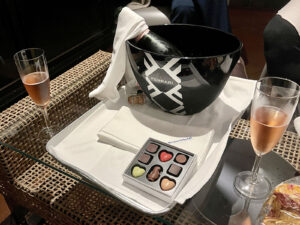 ワインクーラーもフェッラーリ。行きに東京駅で買ってきたピエールマルコリーニのチョコレートも出してきた。