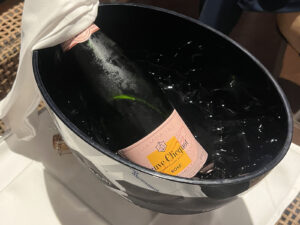 ワインクーラーはフェッラーリだが、飲むボトルはVeuve Clicquot Rosé