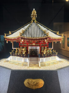 展示物の一つ、夢殿。御木本真珠発明100周年事業で作られたものとか。贅と工芸の極致。