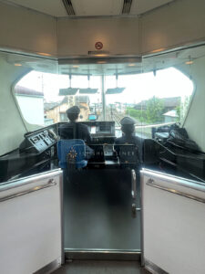 張り切って1号車1番を取ったが、そこからは前が見える訳ではなく、扉を隔てて前が見えるデッキになっていた。