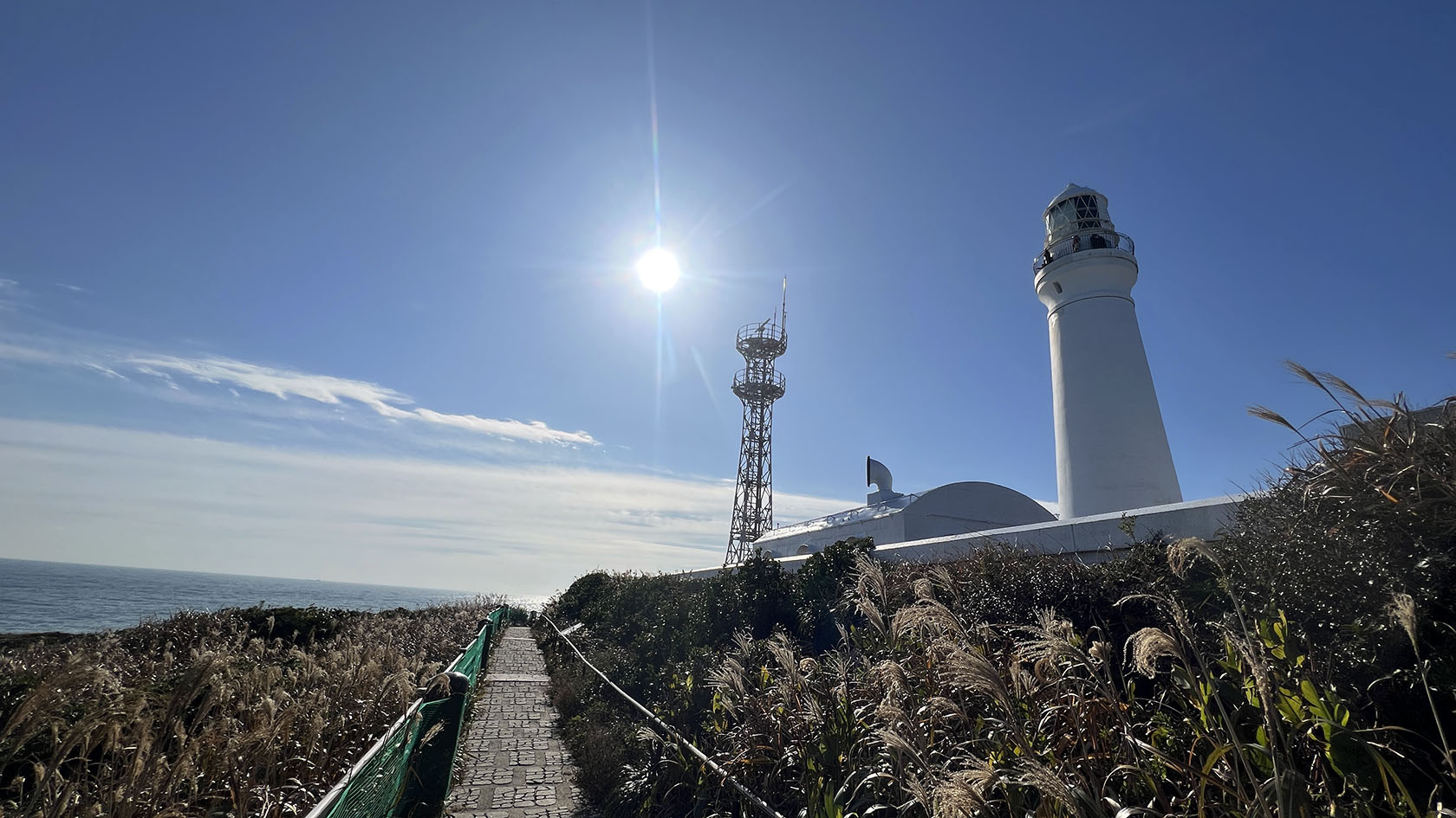 灯台の周りは遊歩道になっていて一周できる。