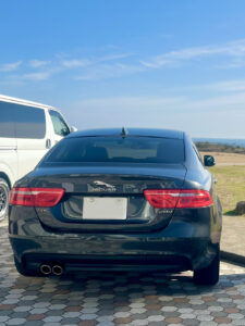 灯台前の土産物屋前にある駐車スペースにて。