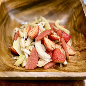 フィノッキオといちごとピンクグレープフルーツのサラダ。ドレッシングベースは煮詰めたバルサミコ酢。