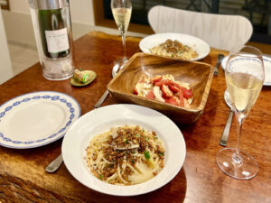 食卓全景。イタリア料理だがイタリア産スパークリングワインがなく、シャンパーニュで。