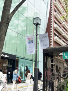 青山表参道商店会名でフラッグが下がるのはLVMHの御威光か。