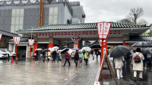 祇園新地歌舞練場入口。左に見える工事中の建物は帝国ホテル京都。来年春開業予定とか。