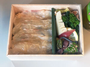 弁当は紫野和久傳の鯛ちらし。鯛の身が贅沢に入っており、他のおかずもおいしい。因みにボックスはプラでなく木製。