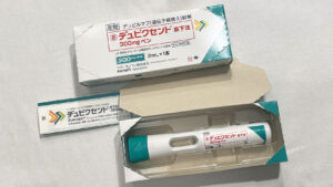 デュピクセントの注射キット。上記の箱を開けると下記のような物が1本入っている。要冷蔵。