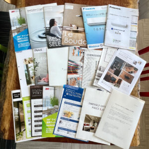 送られてきた案内とカタログ。