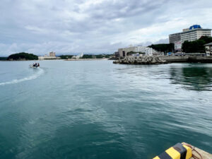 沖合のダイビングスポットに向けて、船がダイバーを乗せて出ていった。