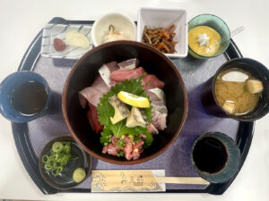 蒸し鮑他豪華に入って3000円。