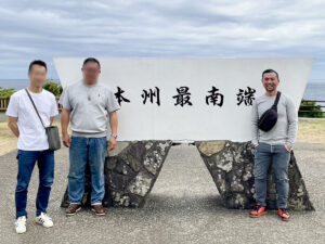 彼らの顔は一応ぼかしておく。友人曰く、俺の顔が営業スマイルでなく自然に笑ってると。