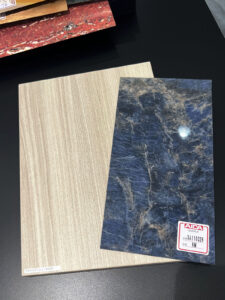 木目の他、メラミン塗装のプリント仕上げ材のサンプルもある。