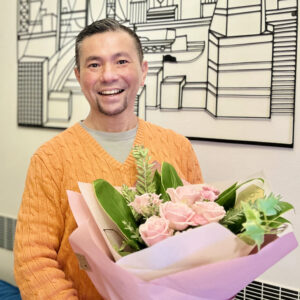 出張帰りに慌ただしいなか買ってきてもらった誕生祝いの花束を手に。