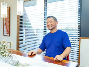 インタビューを受けている様子。