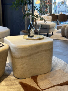 オーダーしたのと同型のテーブル。