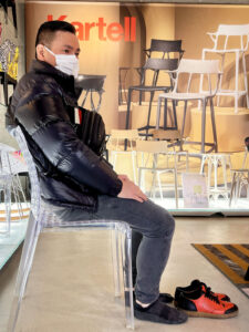 室内用途の椅子なので、靴を脱いで座って高さを確認。