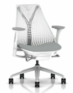 セイルチェア。オーダー品は座面がもう少し明るく、脚はクローム仕上げ。