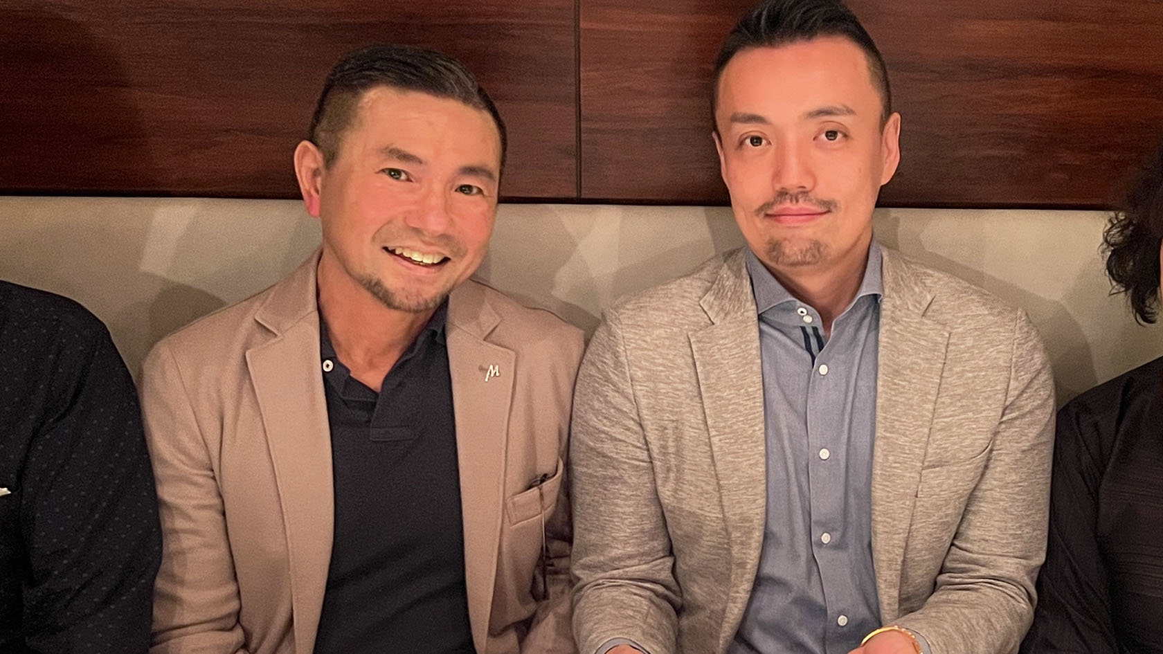 去年、パートナーの誕生日にレストランで。この写真で見切れてはいるが、隣にパートナーの両親がいる。