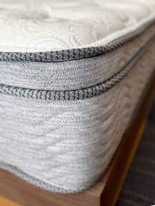 ユーロトップ。上のクッションパッド部分が下部のコイルマットレス部分に縫い付けられているもの。これは購入物。