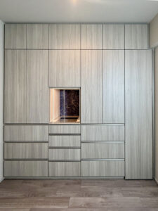 壁面収納も他所とは別の会社に依頼して造り付けた。